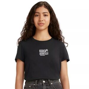 Levi's® Perfect T-Shirt with Authentic Western Wear graphic in Black
Oyster L